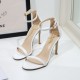 Weiße Riemchensandalen mit hohen Absätzen