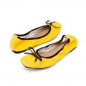 Chaussures plates à semelle gomme jaune raffinées et chics